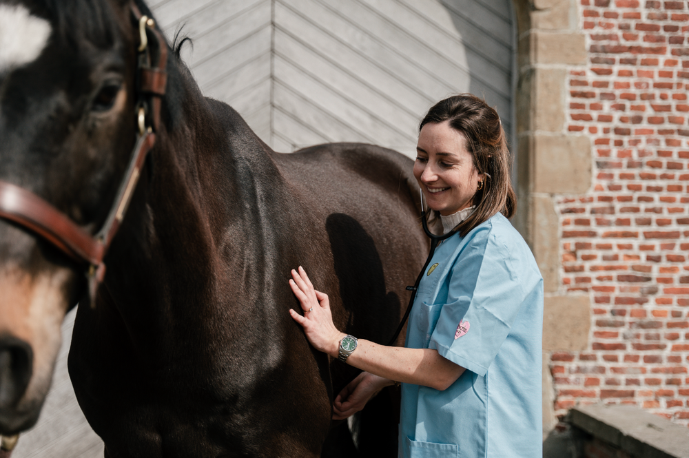 Veterinarian Valérie De Clerck, founder of Curafyt, with a horse